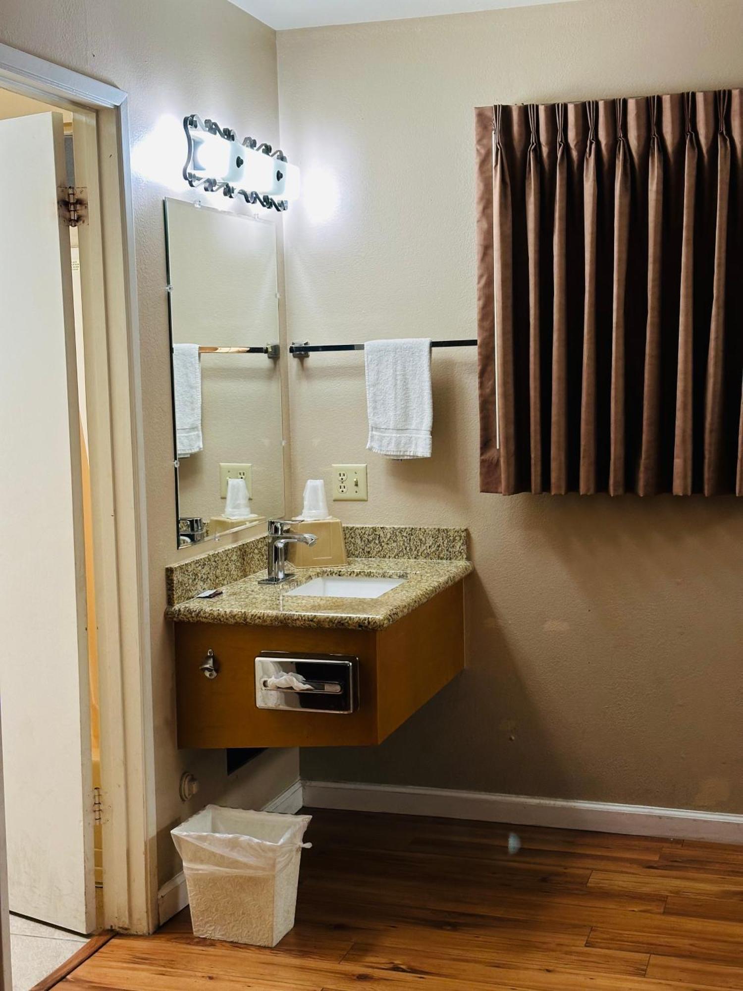 Franciscan Inn Motel Виста Екстериор снимка