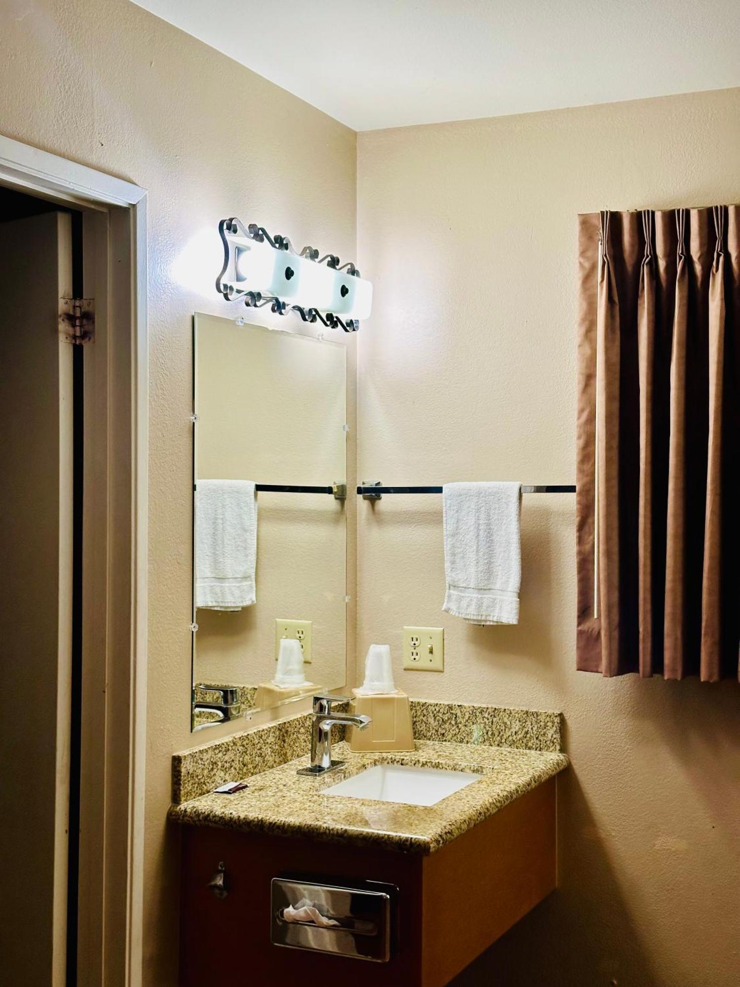 Franciscan Inn Motel Виста Екстериор снимка
